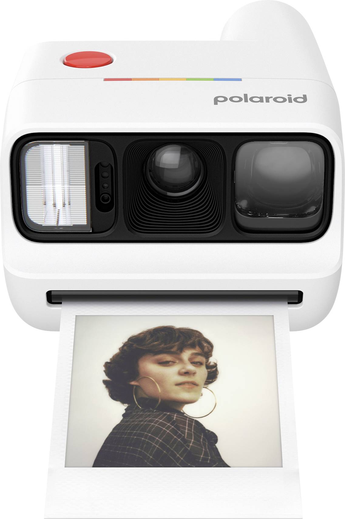 Bílý instantní fotoaparát Polaroid vytiskující barevný portrétní snímek ženy nosící velké obruče náušnice.