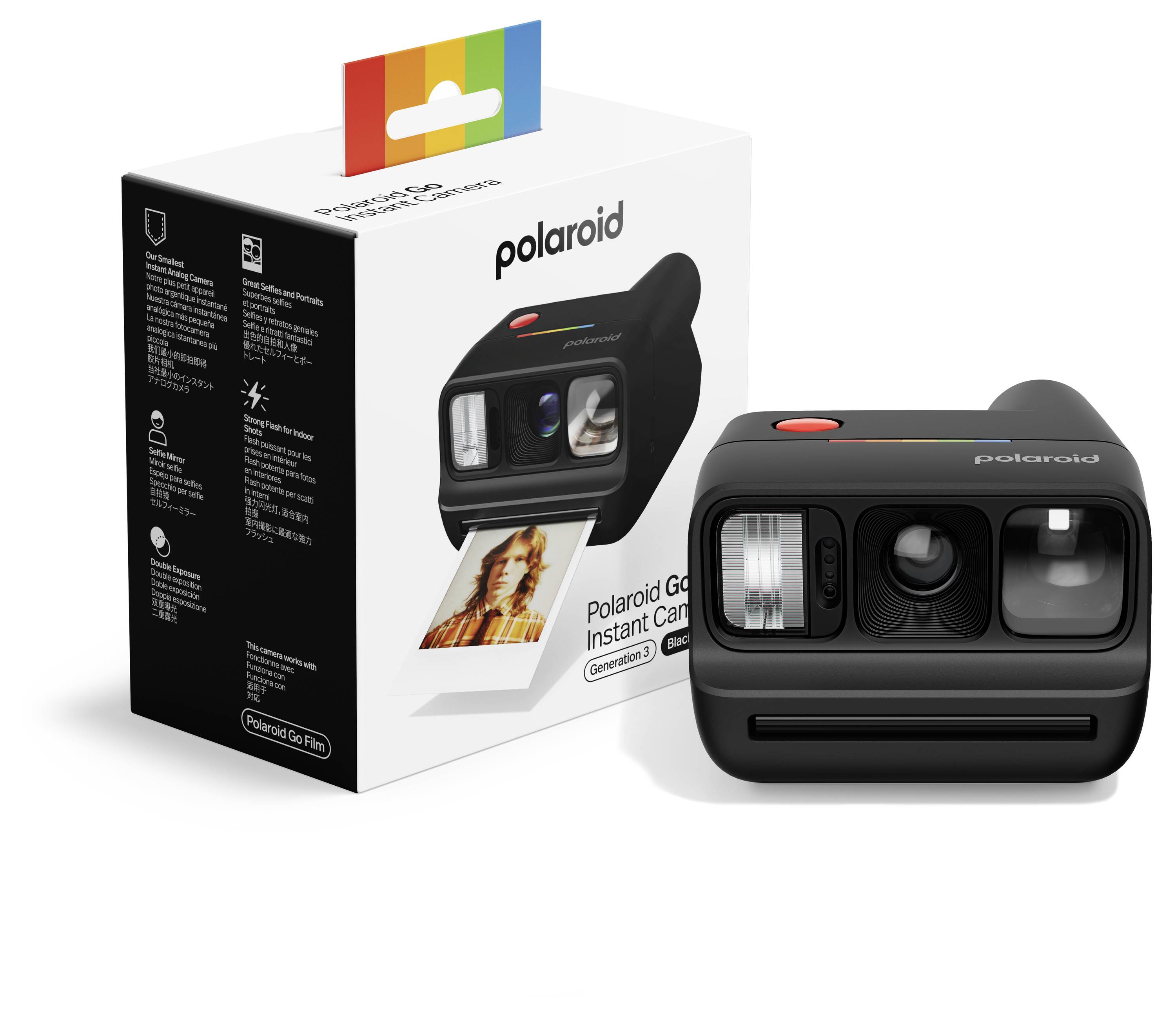 Instantní fotoaparát Polaroid Go zobrazený vedle své maloobchodní krabice, obsahující kompaktní černý fotoaparát a vytištěný vzorek fotografie.