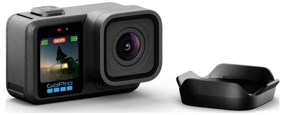 GoPro action kamera s předním a zadním displejem zobrazená vedle samostatného montážního příslušenství na bílém pozadí.
