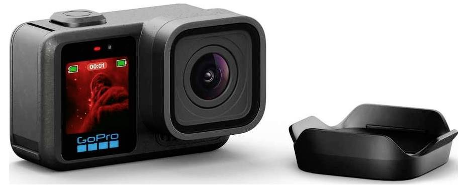 GoPro akční kamera s velkým objektivem a přední obrazovkou zobrazující „GoPro" vedle odpojeného montážního základu na bílém pozadí.