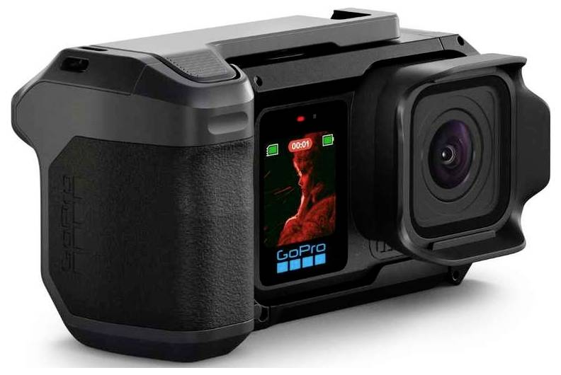 GoPro akční kamera s velkým pouzdrem objektivu a dotykovým displejem na zadní straně, zobrazená v černé barvě na bílém pozadí.
