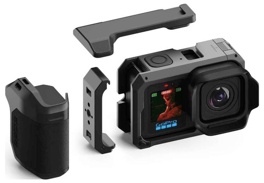 Rozložený pohled na akční kameru ve stylu GoPro se съimatelnou boční baterií, rámovým uchycením, horním krytem a přední částí s objektivem/displejem zobrazenou zvlášť.