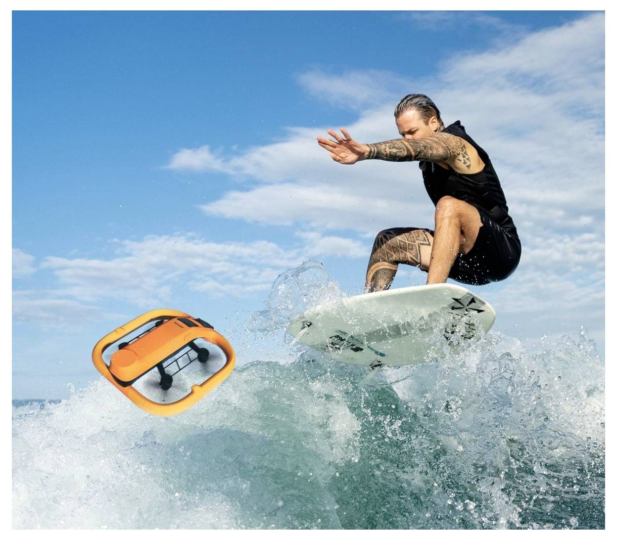 Muž provádí skok na wakeboardu nad bouřlivou vodou, přičemž oranžové tažné páka létá vedle něj proti modré obloze.