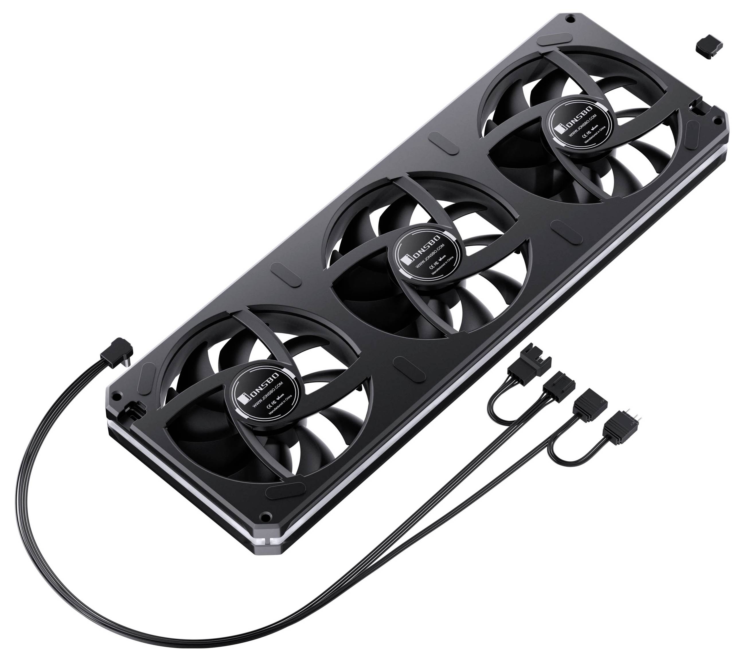 Černý trojitý chladič počítače s ventilátory a připojenými elektrickými kabely a konektory, zobrazený na bílém pozadí.