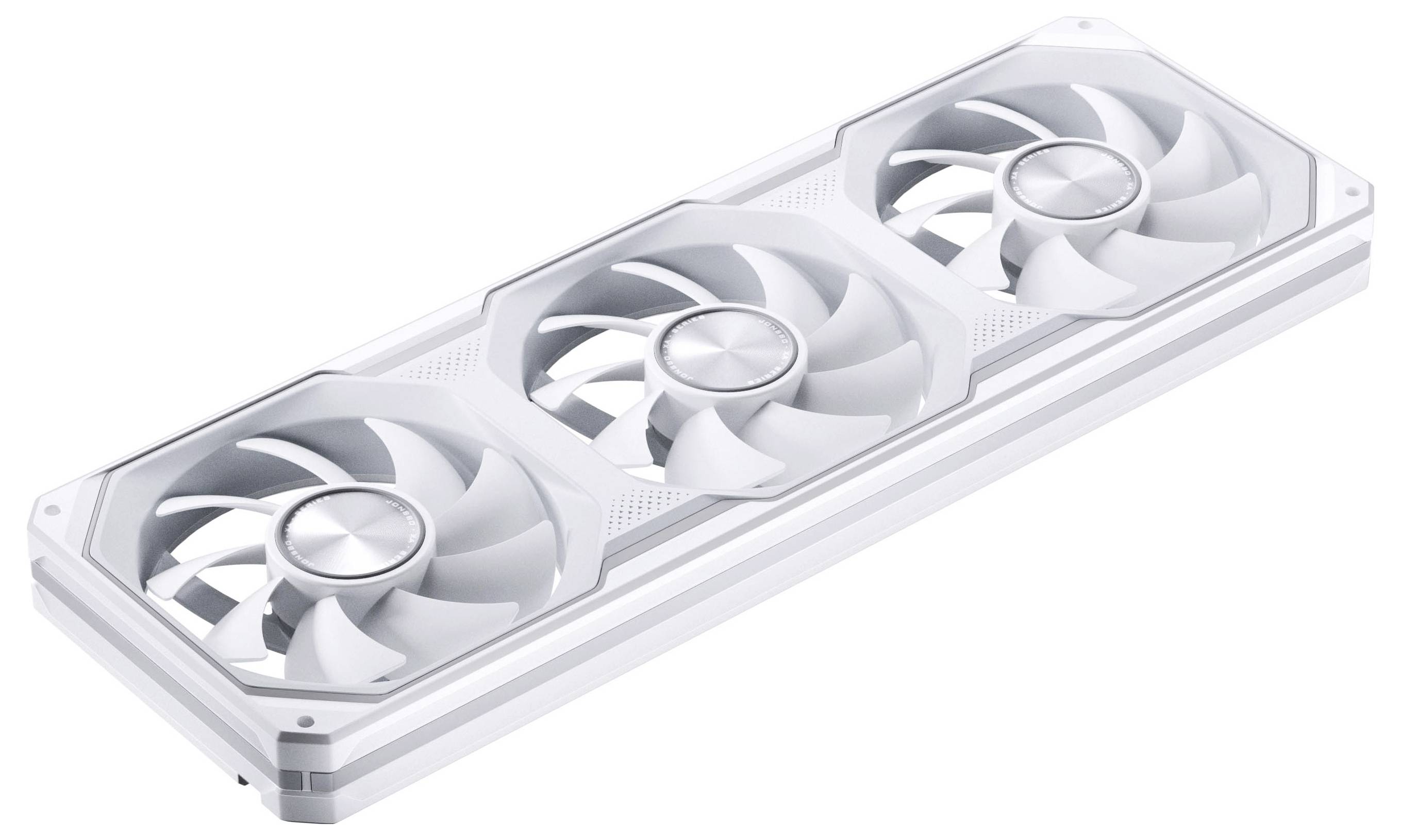 Chladič grafické karty s trojicí ventilátor ů zobrazený na bílém pozadí se třemi velkými kruhovými ventilátory v štíhlém obdélníkovém pouzdru.