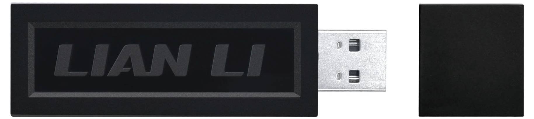 Černý USB flash disk s zapuštěným předním panelem zobrazujícím název "LIAN LI" a odnímatelmou černou krytkou vedle něj.