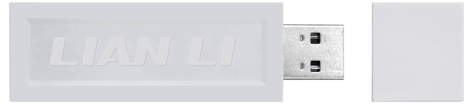Malá stříbrná USB flash disk se průhledným krytem s vyraženým nápisem "LIAN LI", zobrazená s odstraněným krytem, který odhaluje konektor.