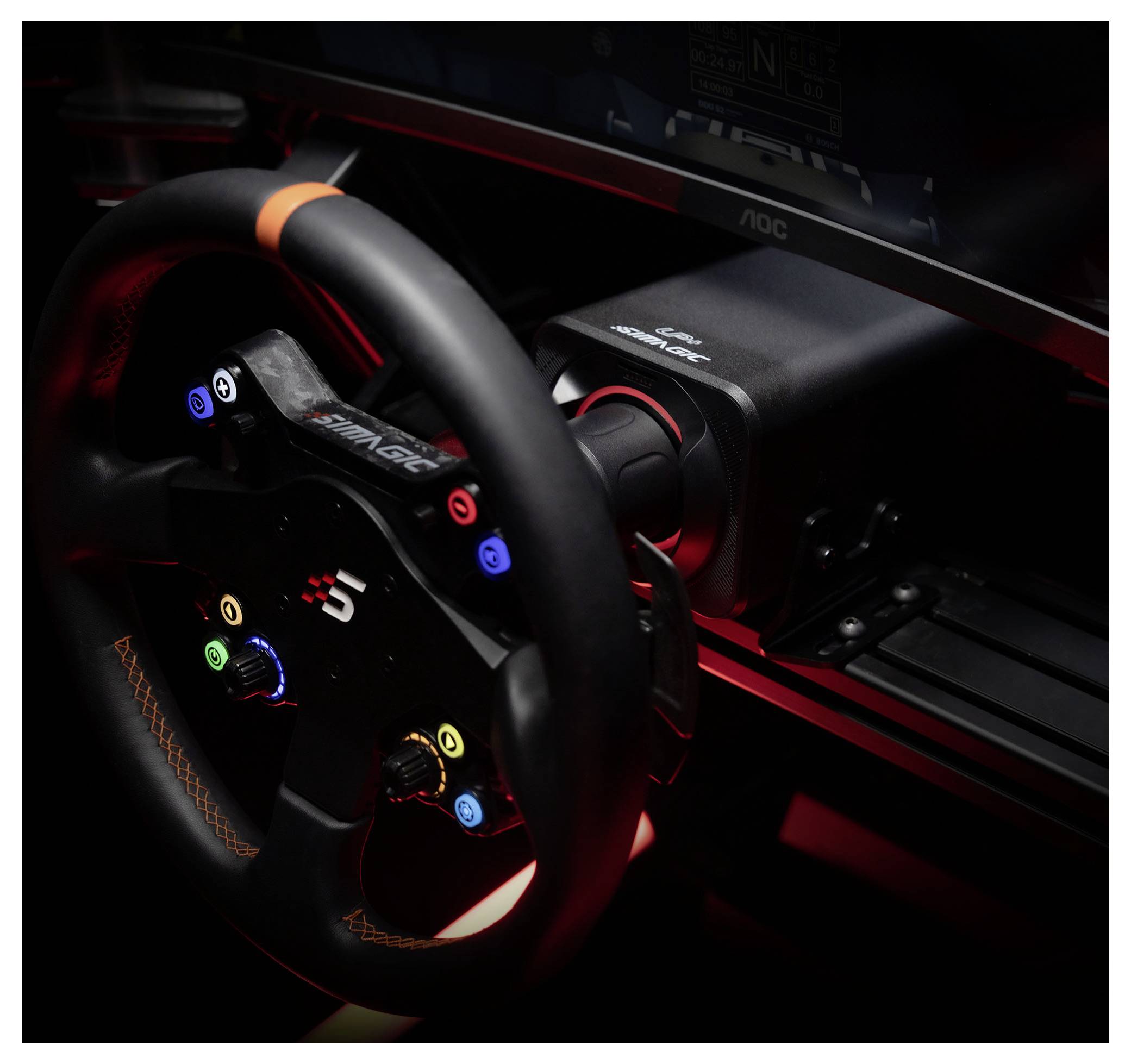 Detailní záběr volantu Mercedes-AMG s podsvícenými ovládacími prvky v tmavém interiéru automobilu, osvětleném červeným akcentním osvětlením.