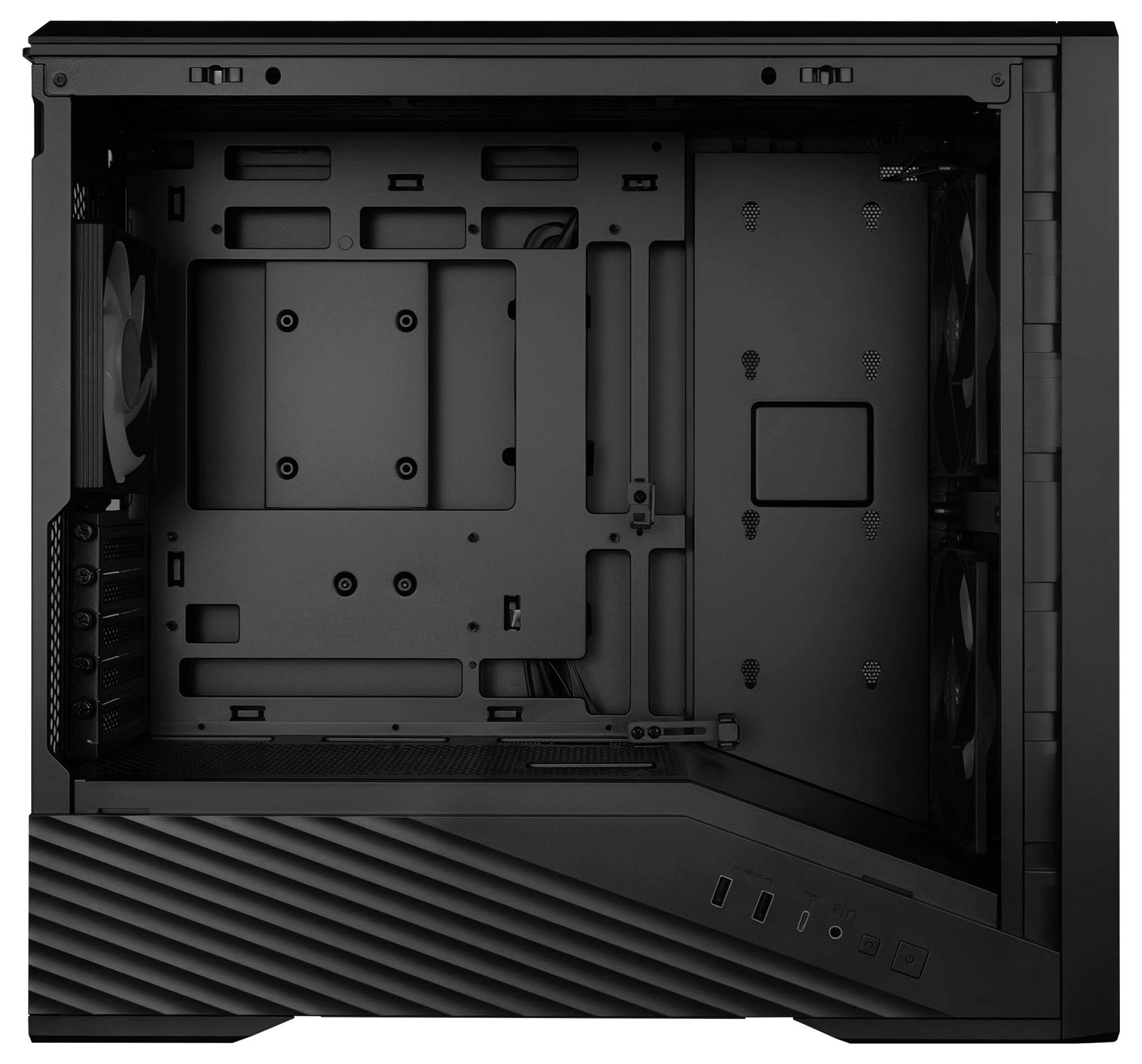 Prázdný vnitřek černé PC skříně s montážními místy pro přední a zadní ventilátory, podstavcem pro desku plošných spojů, krytem zdroje a výřezy pro vedení kabelů.