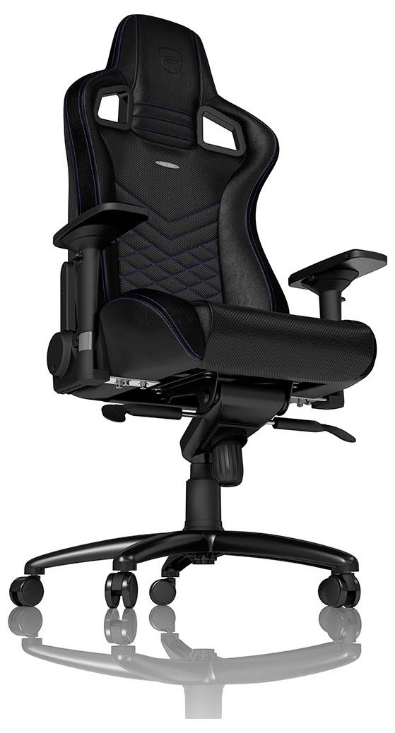 Černá ergonomická herní židle s vysokým opěradlem, podporou hlavy, područkami a otočnou základnou na kolečkách na bílém pozadí