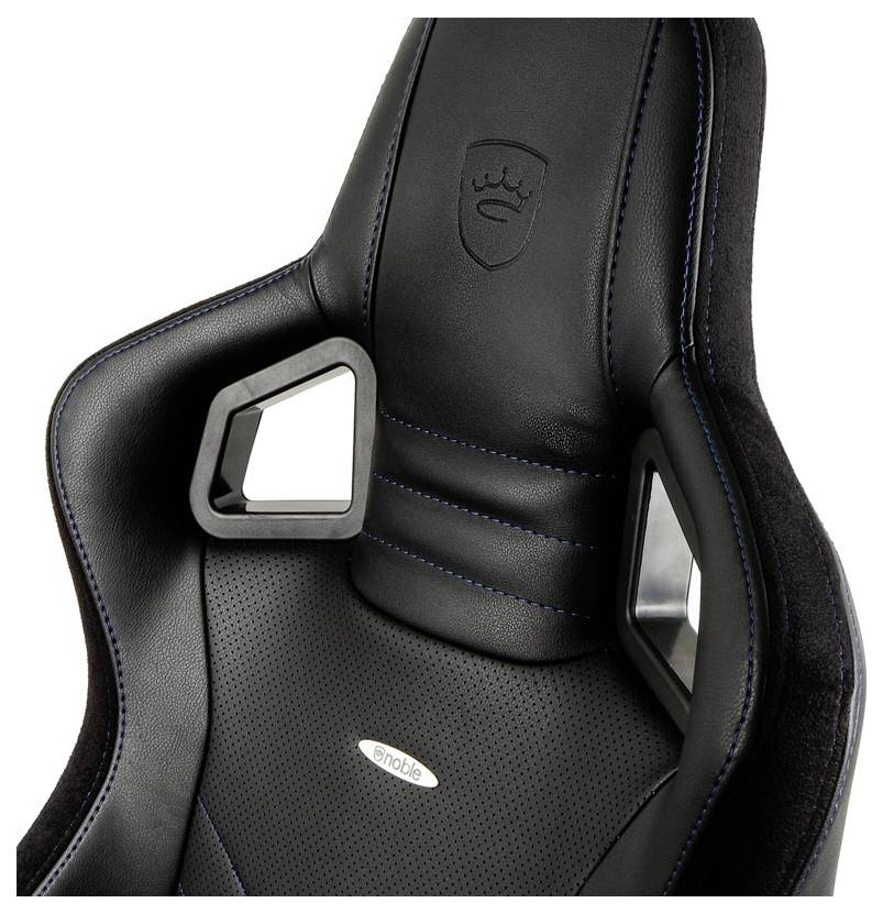 Černé závodní sedadlo typu bucket se modrým prošíváním, bočními výřezy a logem „noblechairs" na opěradle.