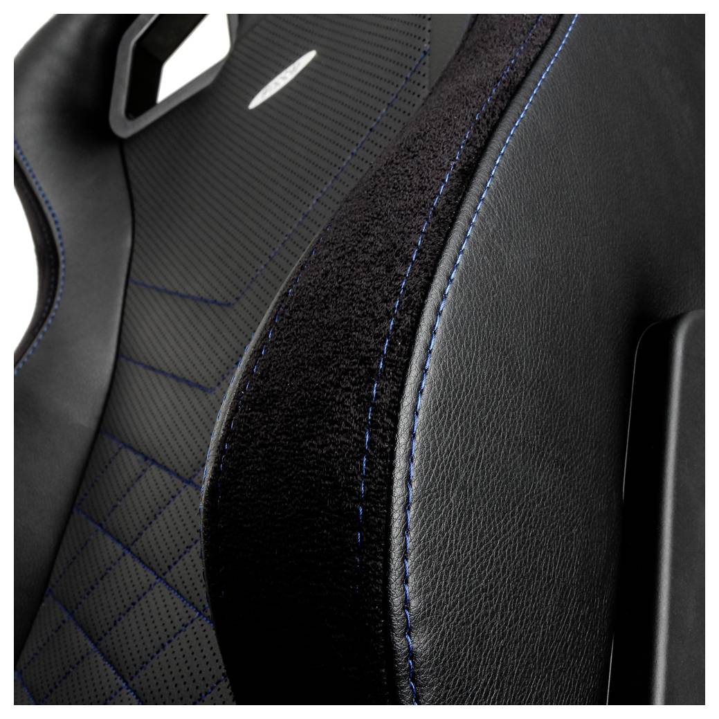 Detailní snímek černého autosedadla s modrým prošíváním a texturovanou látkou, zobrazující detail sportovní čalounění.