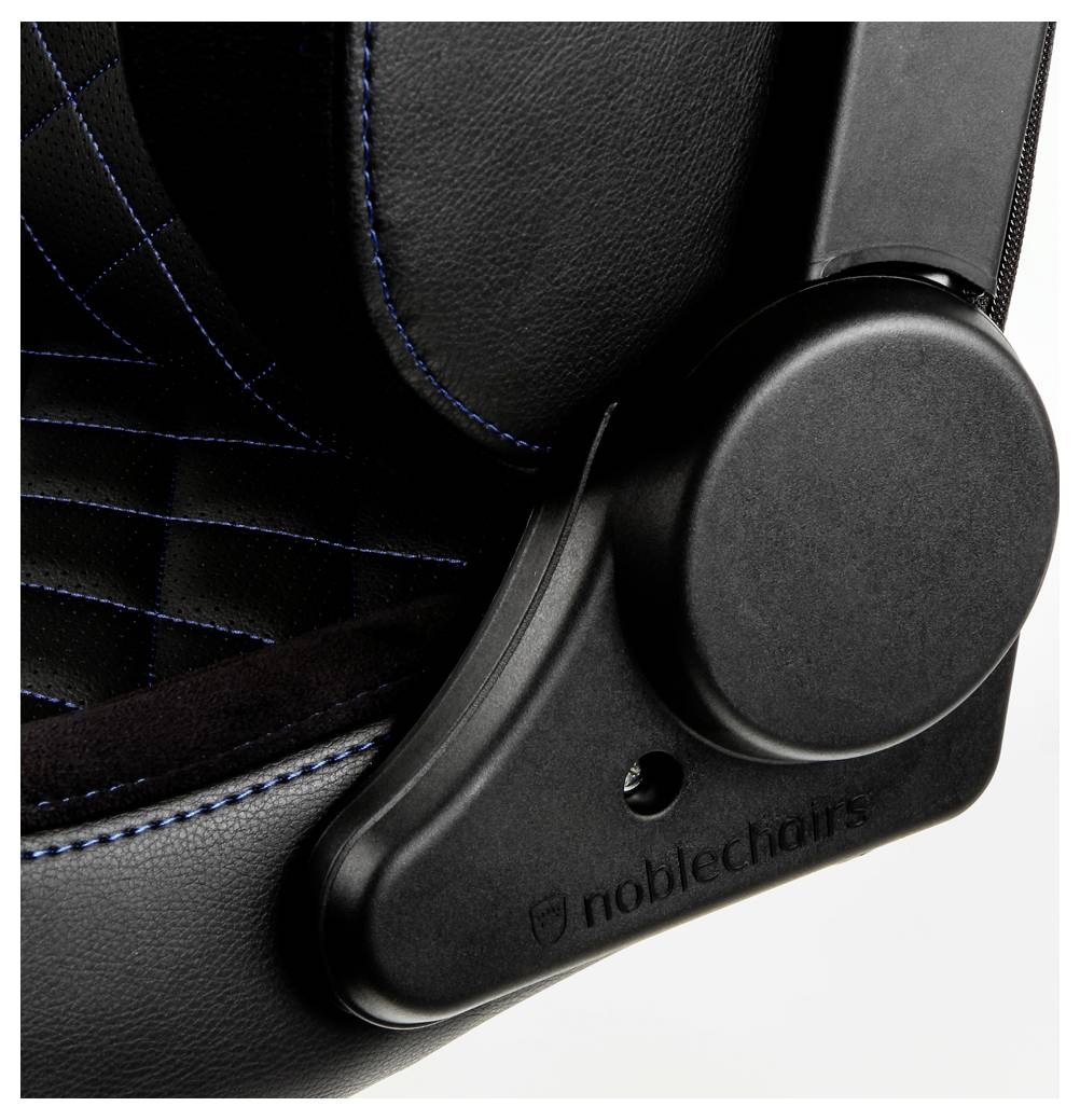 Detailní záběr na černý boční mechanismus herní židle NobleChairs s kulatým nastavovacím krytem a sedákem potaženým modrou prašitou látkou.