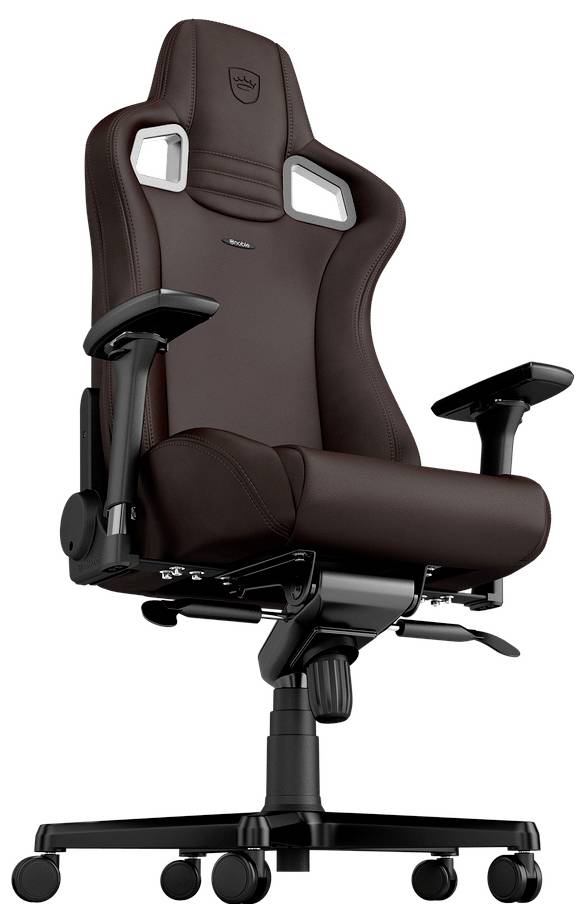 Hnědá ergonomická otočná kancelářská židle s vysokým opěradlem, opěrkou hlavy, područkami a pěti kolečky na bílém pozadí.