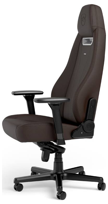 Hnědá ergonomická kancelářská židle s opěrkou hlavy, nastavitelnými opěrkami na paže, sklopným opěradlem a pětikololovou základnou na bílém pozadí