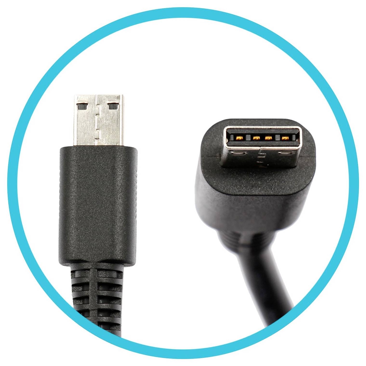 Detailní záběr na USB kabel s micro-USB zástrčkou vlevo a USB-A samičí konektorem vpravo, zobrazený uvnitř modrého kruhu.
