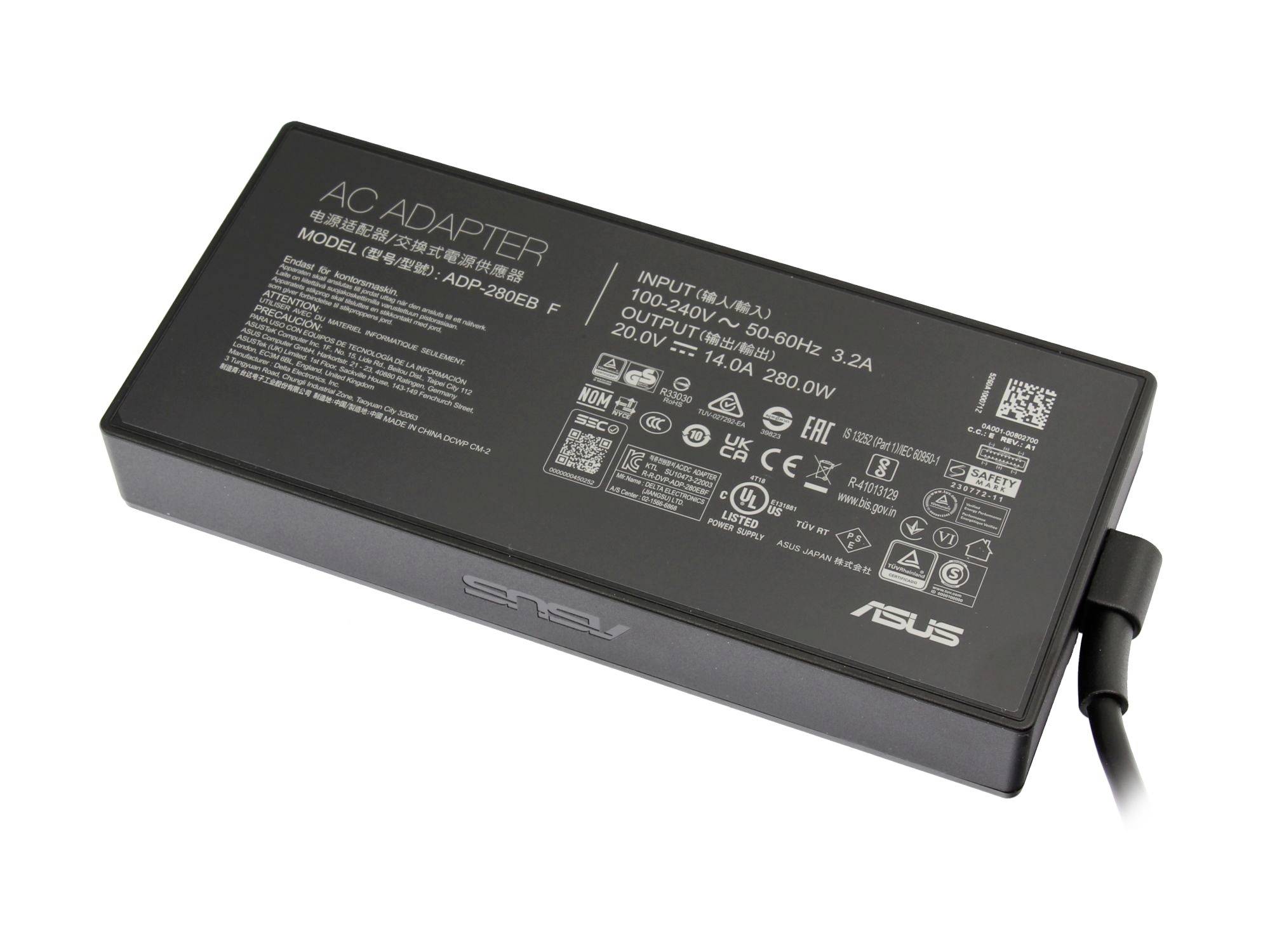 Černá napájecí adaptér ASUS s připojeným kabelem, zobrazující text štítku a specifikace na horní straně.