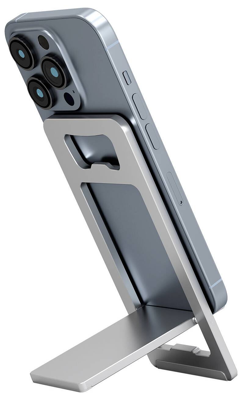 Chytrý telefon opřený o skládací kovový stojánek, pohled zezadu, ukazující zadní shluk fotoaparátu a skloněnou podporu vhodnou pro nabíjení.