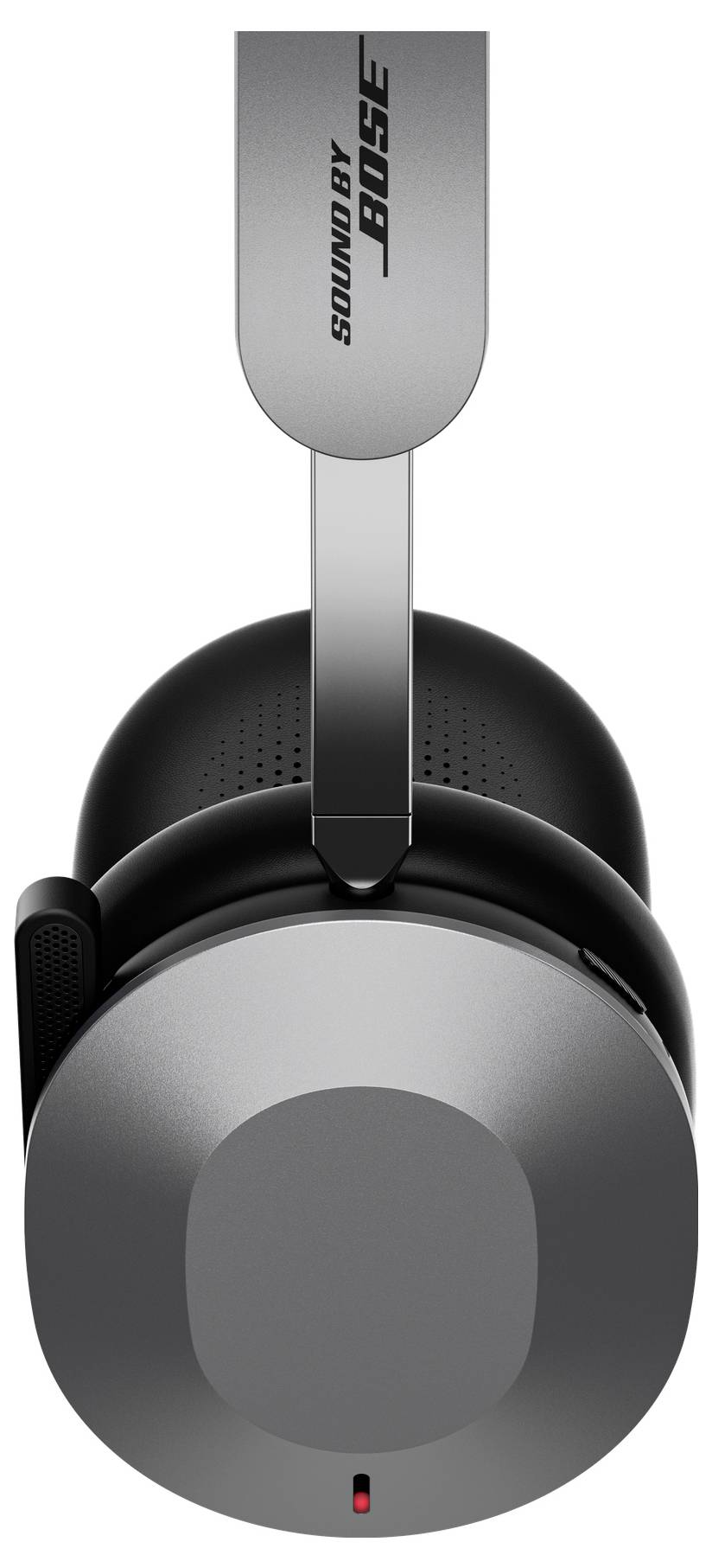 Přední pohled na černý a stříbrný náušálek sluchátek Bose SoundLink over-ear s logem na čelenkou a malou červenou kontrolkou na spodní části.