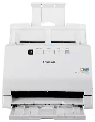 Přední pohled na stolní skener Canon pro dokumenty s podavačem papíru, ovládacími tlačítky a otevřenou výstupní zásobníkem.