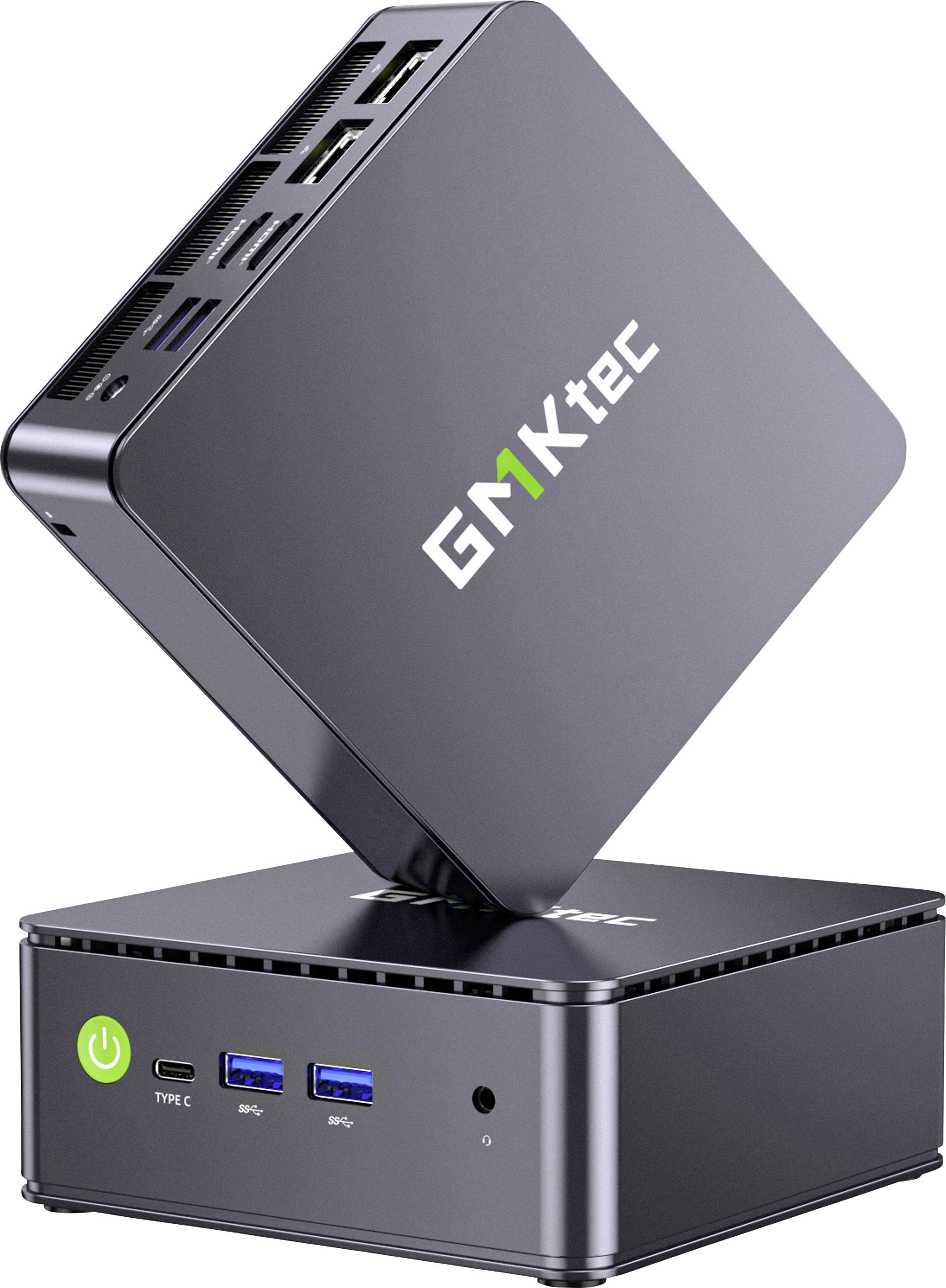 Kompaktní miniPC GEEKTEC zobrazený otevřený na svém stojanu s předními porty včetně napájení, USB-C, dvou USB-A a audio jacku.