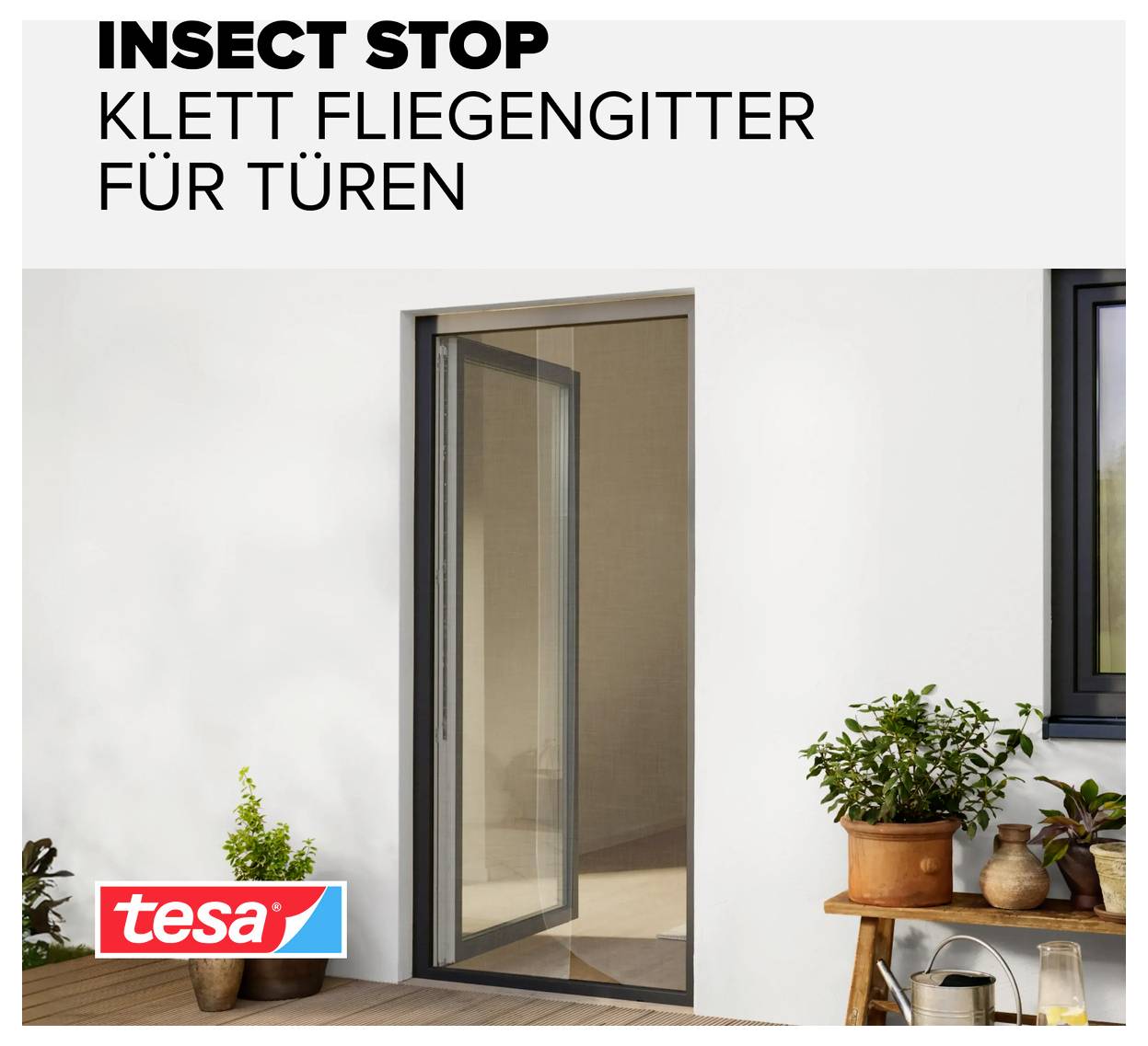 Otevřené dveře s nainstalovanou síťkou 'Insect Stop Klett Fliegengitter für Türen', zobrazované jako produkt tesa v domácím vchodu.