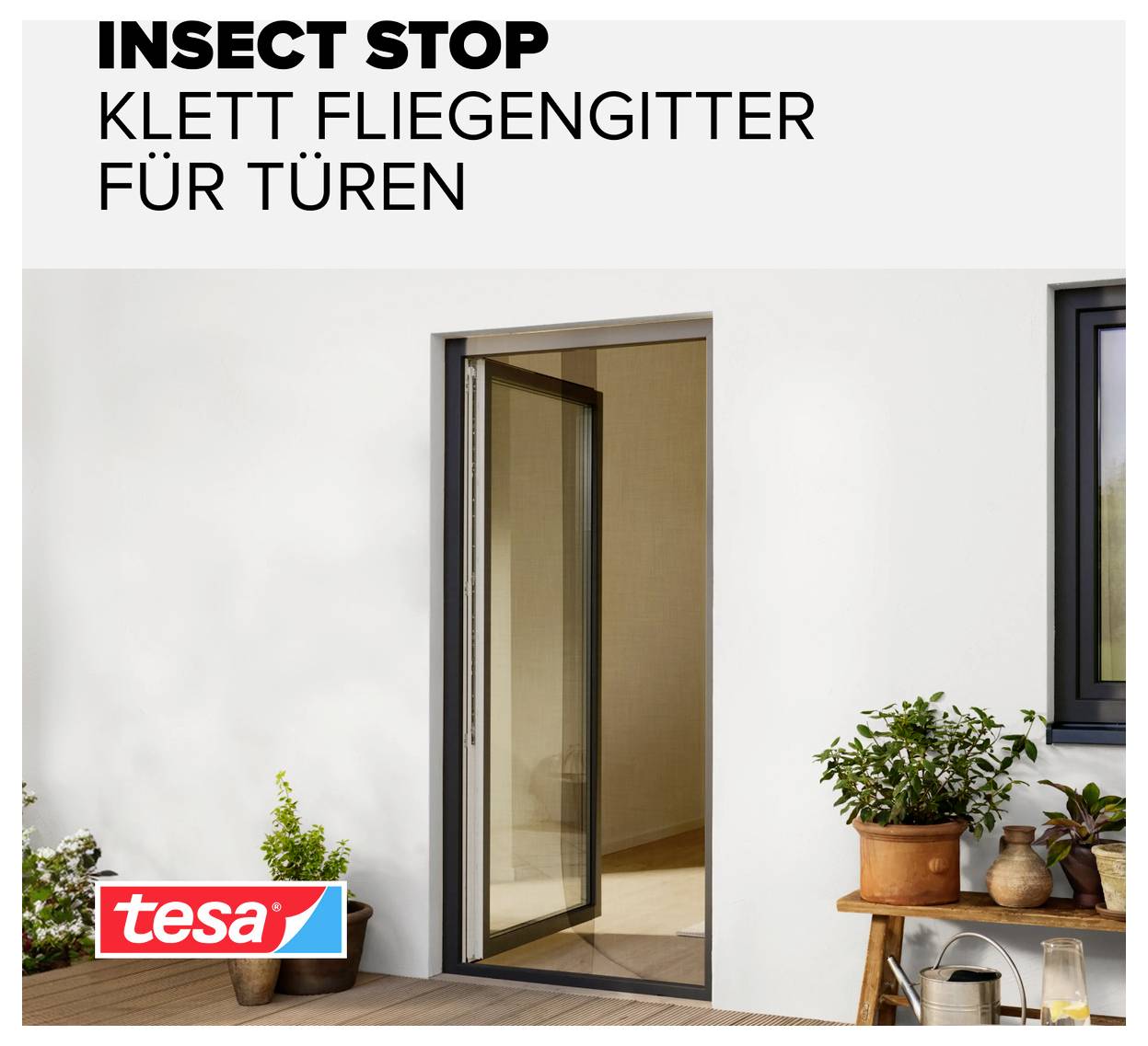 Obrázek produktu sítě proti hmyzu na dveře s textem "INSECT STOP" a "KLETT FLIEGENGITTER FÜR TÜREN", zobrazený instalovaný v dveřním otvoru s logem tesa.