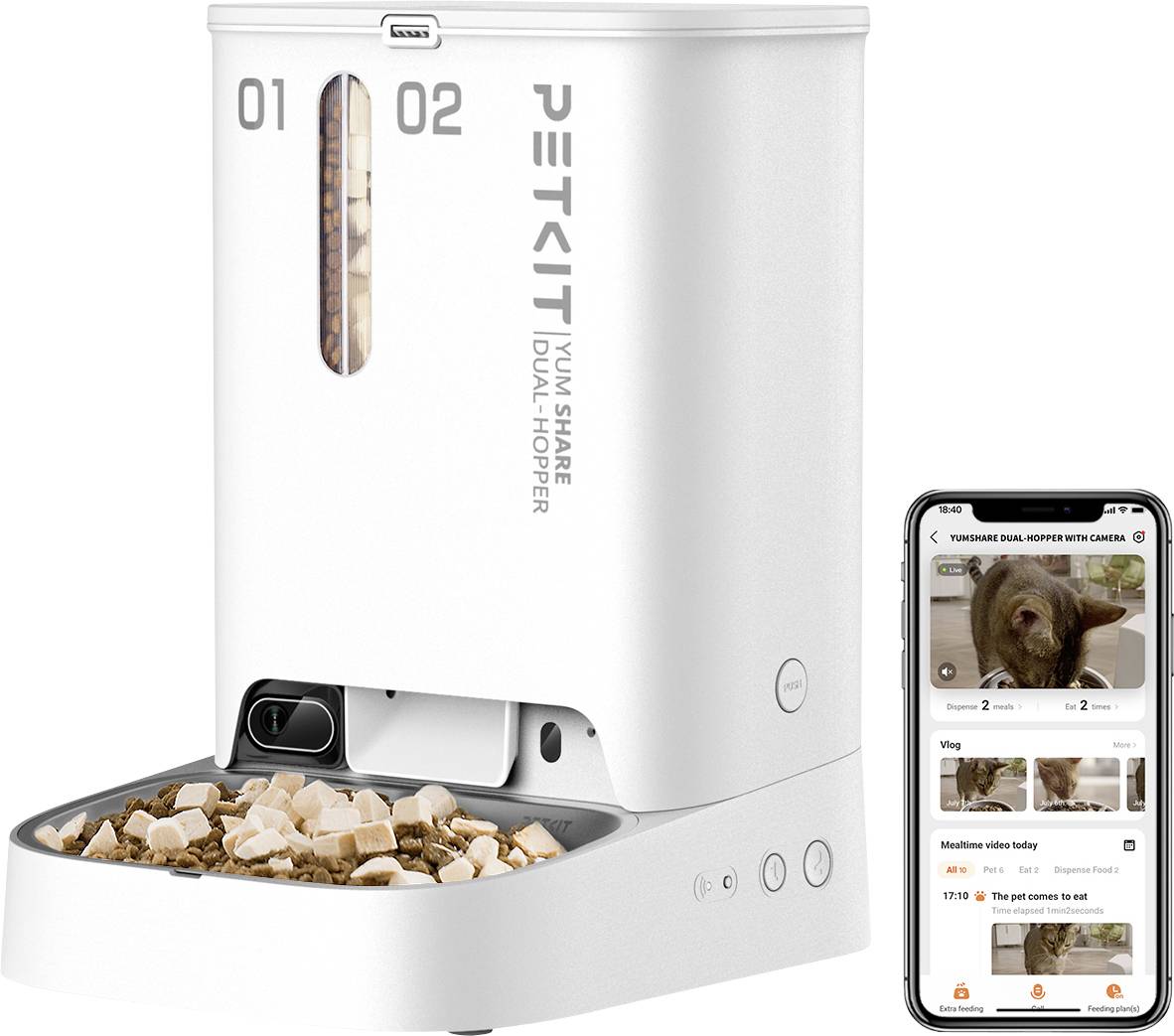 Automatický podavač pro domácí zvířata označený "01" a "02" vydávající suché krmivo, se smartphoneovou aplikací zobrazující pohled z kamery na domácí zvíře a plán krmení.