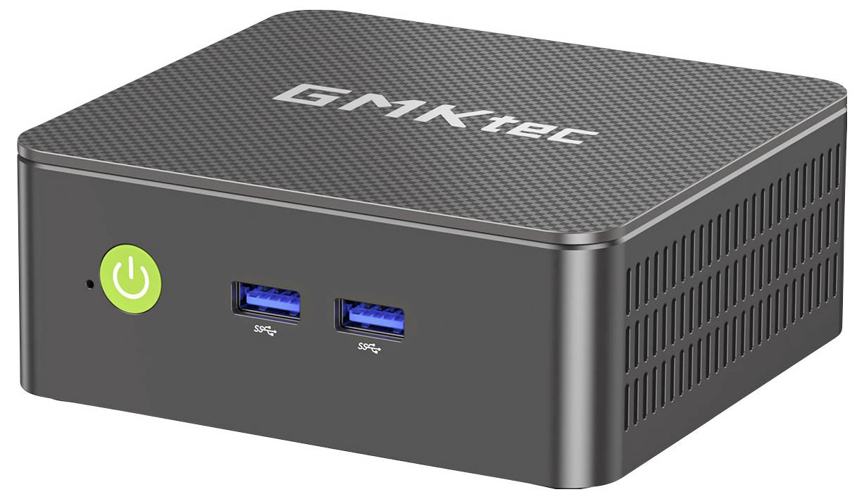 Kompaktní mini PC GMKtec se zeleným tlačítkem napájení a dvěma předními porty USB-A, zobrazený v úhlovém pohledu produktu na bílém pozadí.