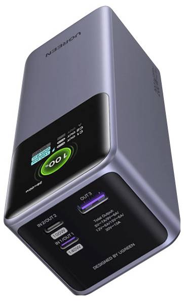 Kompaktní NEXI powerbanka s digitálním displejem zobrazujícím 100%, několika výstupními porty USB-C/USB-A a štítky pro nabíjení na kovovém pouzdru.