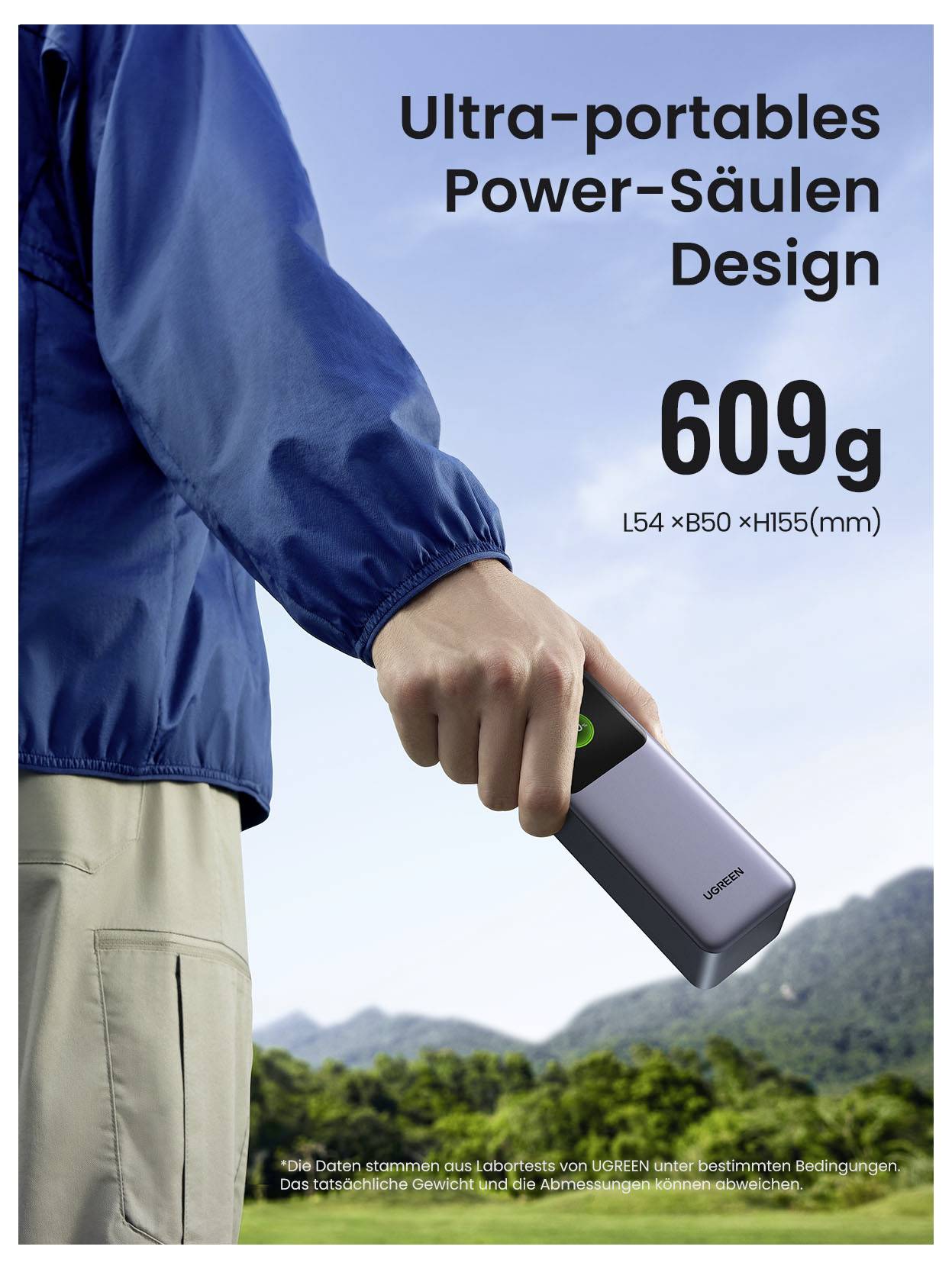 Osoba v modré bundě drží kompaktní přenosnou elektrárnu; text zdůrazňuje "Ultra-přenosný design Power-Säulen", 609 g a L54 x B50 x H155 mm.