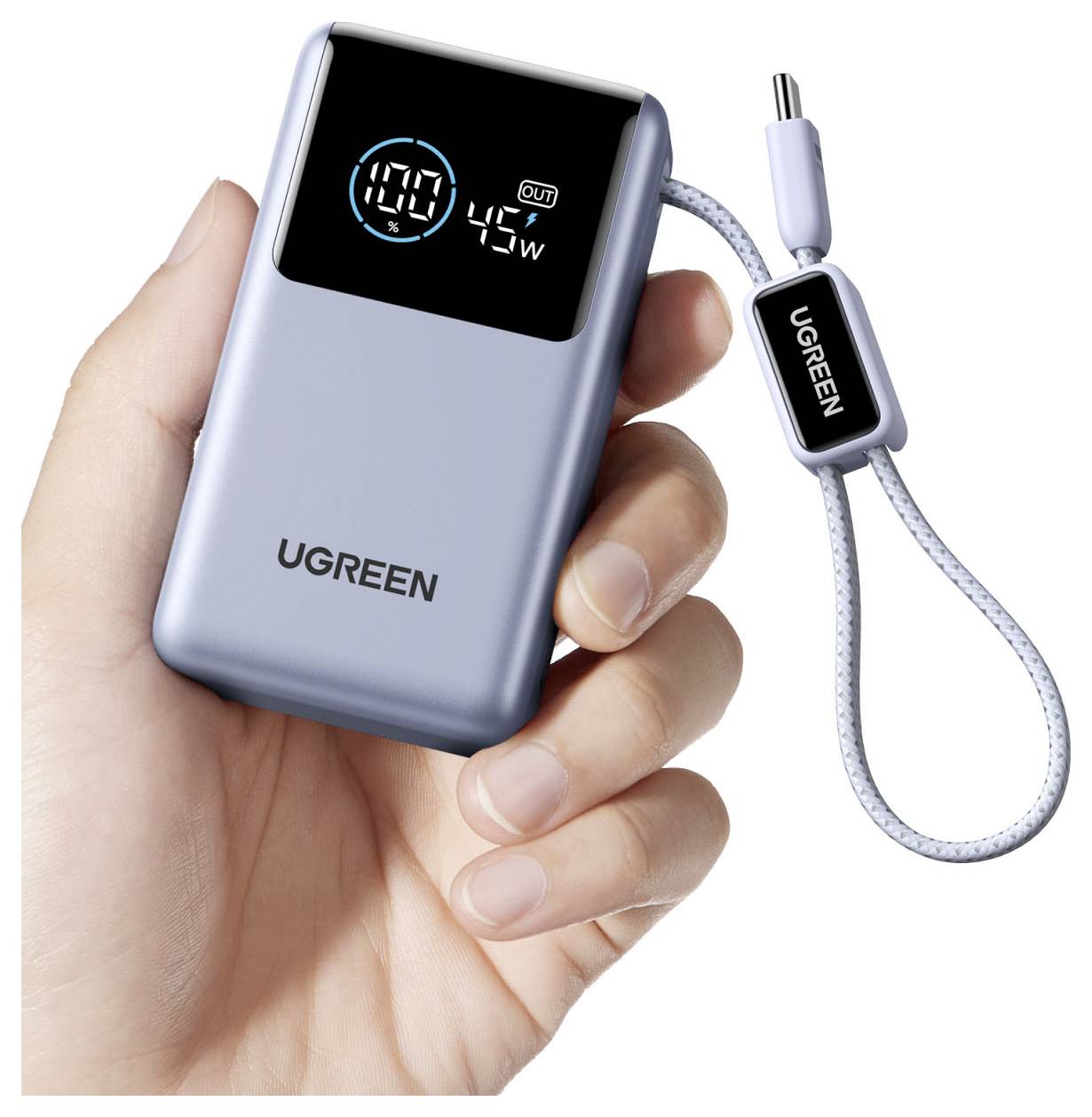 Ruka držící přenosnou PowerBanku UGREEN s digitálním displejem zobrazujícím procento baterie a výstup 45W spolu s připojeným pletencovým kabelem USB-C.