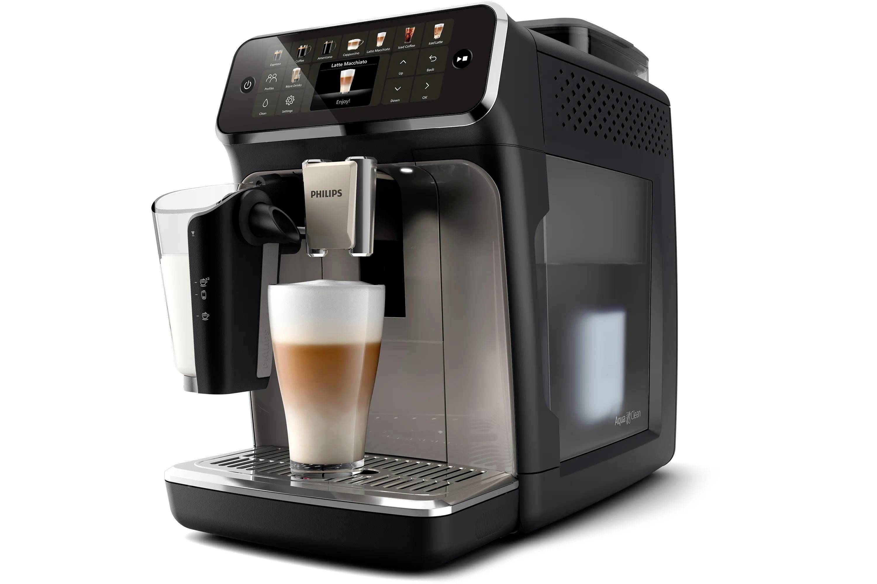Philips řada 5500 plně automatický espresso stroj s LatteGo zobrazený na krabici produktu, připravující latte vedle zrn kávy.