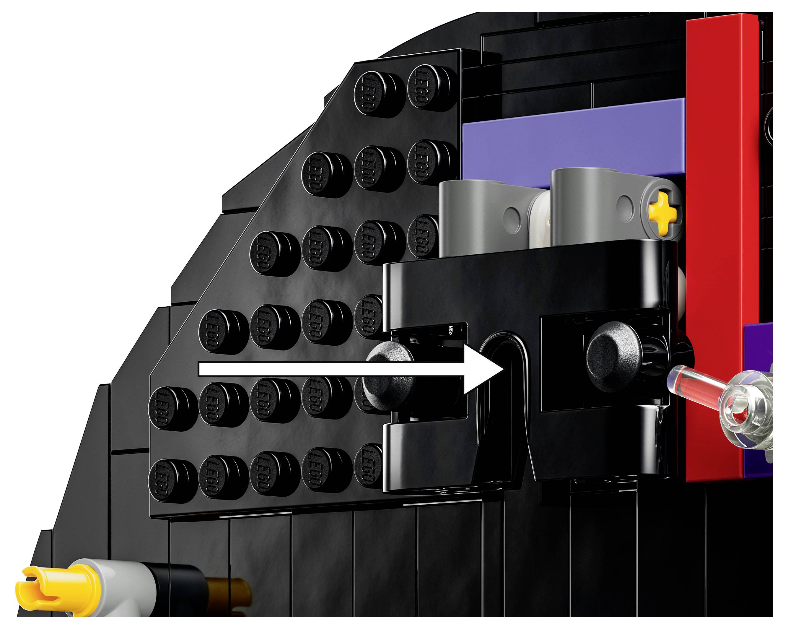 Detailní ilustrace mechanického sestavení ve stylu LEGO se šipkou ukazující součást klouzající do černé cihlové struktury, s viditelnými kolíky konektoru.