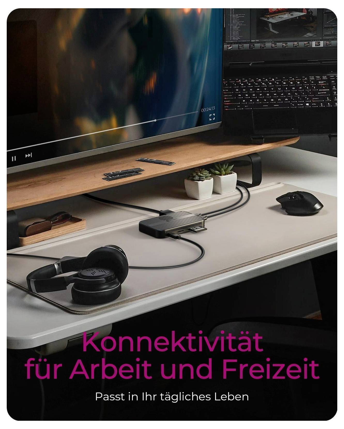 Pracovní stůl vybavený monitorem, notebookem, klávesnicí, sluchátky, myší a dokovací stanicí s českým textem: 'Konektivita pro práci a volný čas' a 'Zapadá do vašeho každodenního života'.