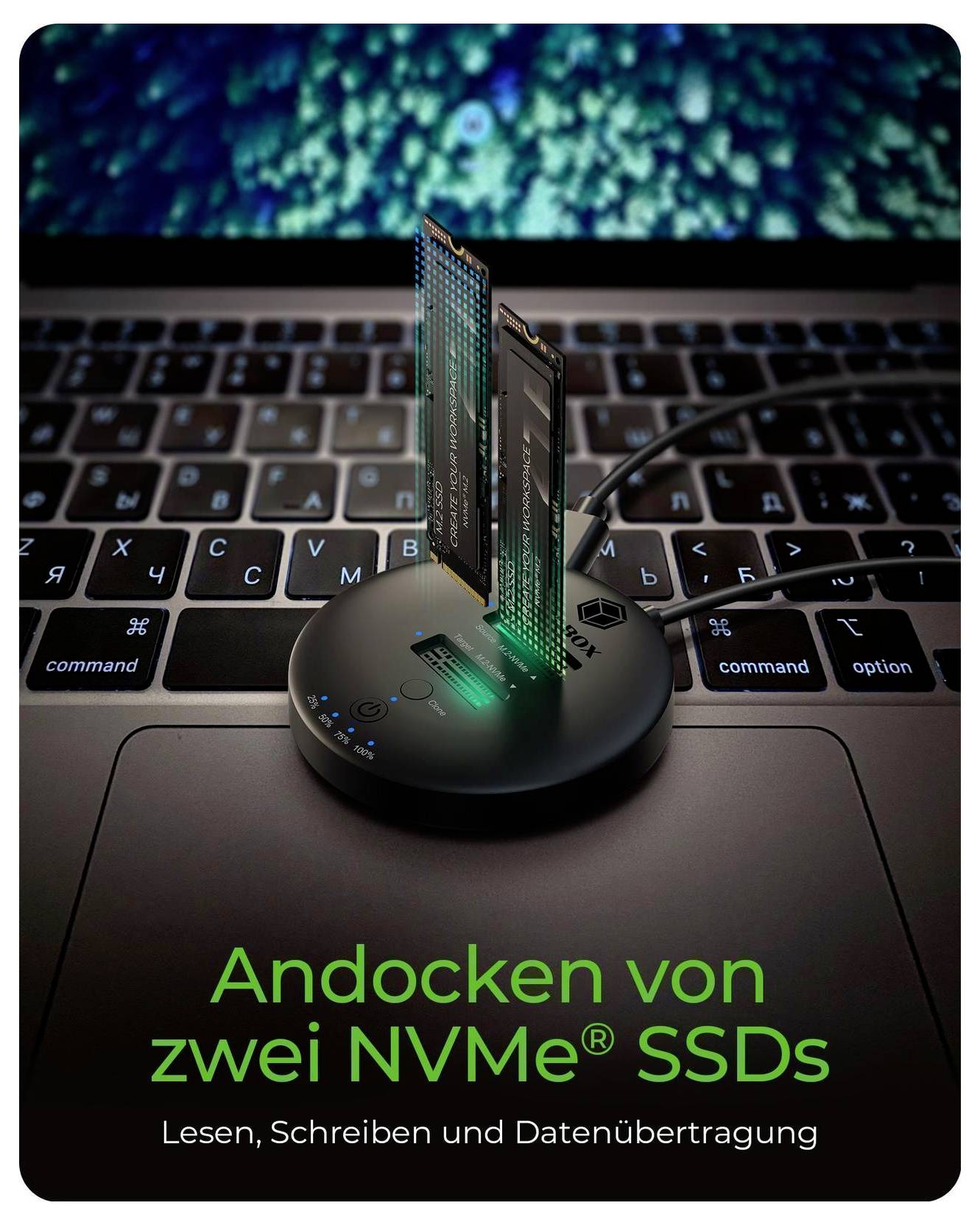 Fotografie duálního NVMe SSD doku na klávesnici notebooku s německým textem „Andocken von zwei NVMe SSDs" a „Lesen, Schreiben und Datenübertragung".