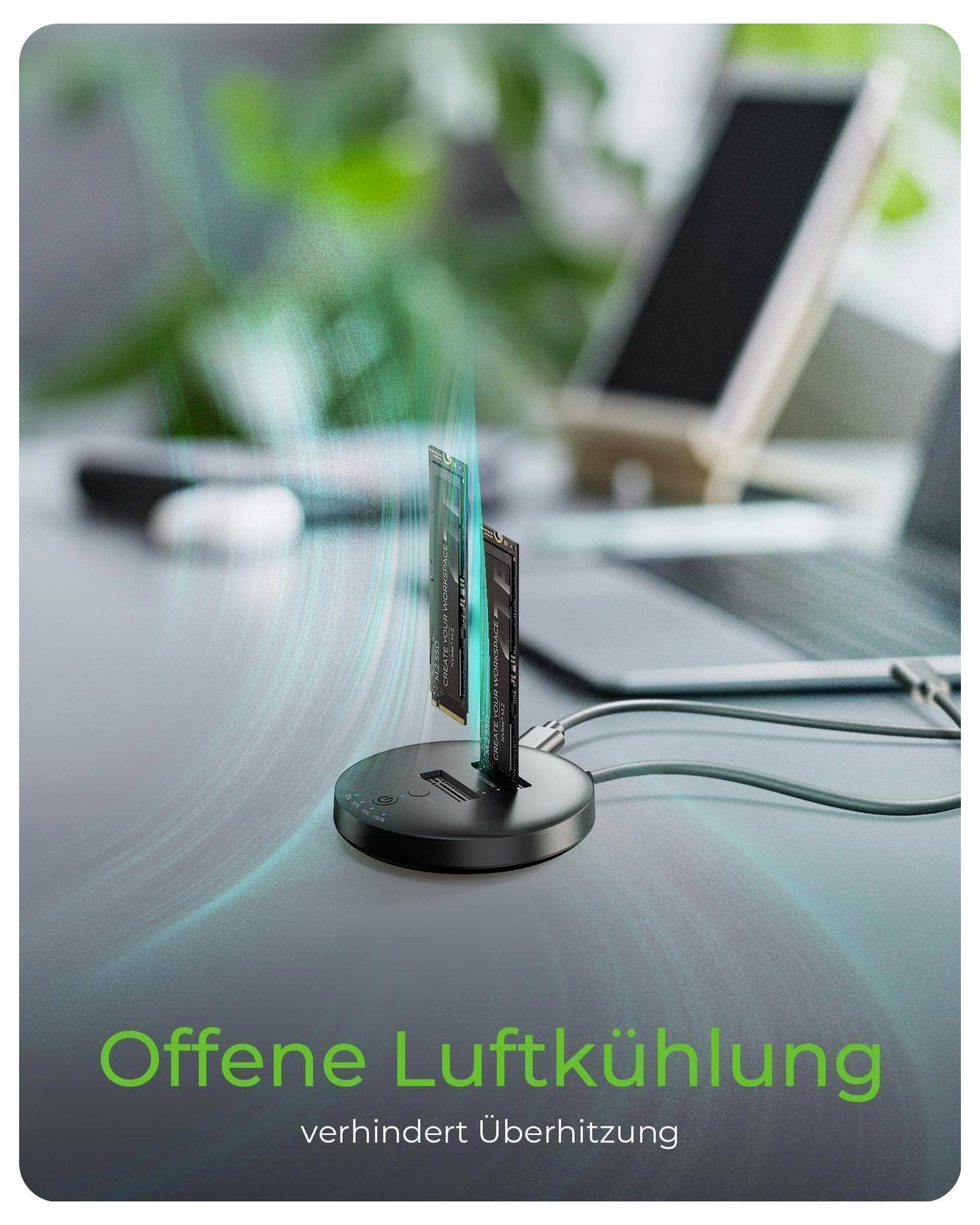 Malý elektronický modul na stojanech na chlazení stolu s modrými pruhy vzdušného toku; německý text zní "Offene Luftkühlung verhindert Überhitzung", což znamená, že otevřené vzduchové chlazení zabraňuje přehřátí.