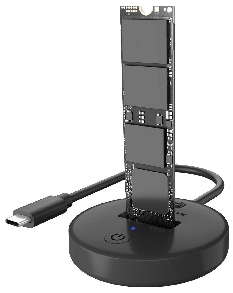 Pevná SSD disk M.2 zasunuta svisle do kulaté dokovací stanice USB-C s tlačítkem napájení a indikačním světlem na bílém pozadí.