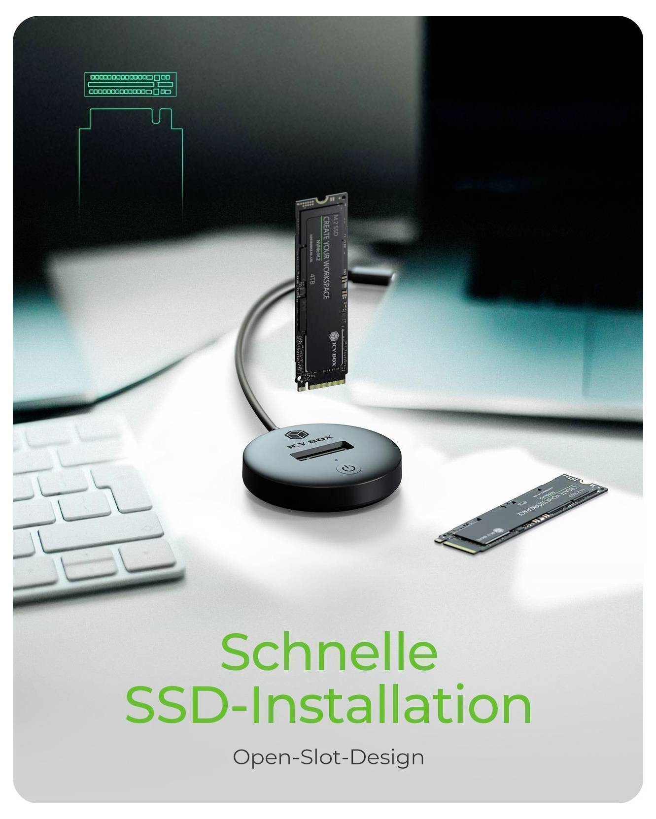 Propagační obrázek nastavení instalace SSD počítače s vertikálně umístěnou jednotkou připojenou k kulatému adaptéru vedle notebooku, označený jako 'Rychlá instalace SSD' a 'Design s otevřeným slotem'.