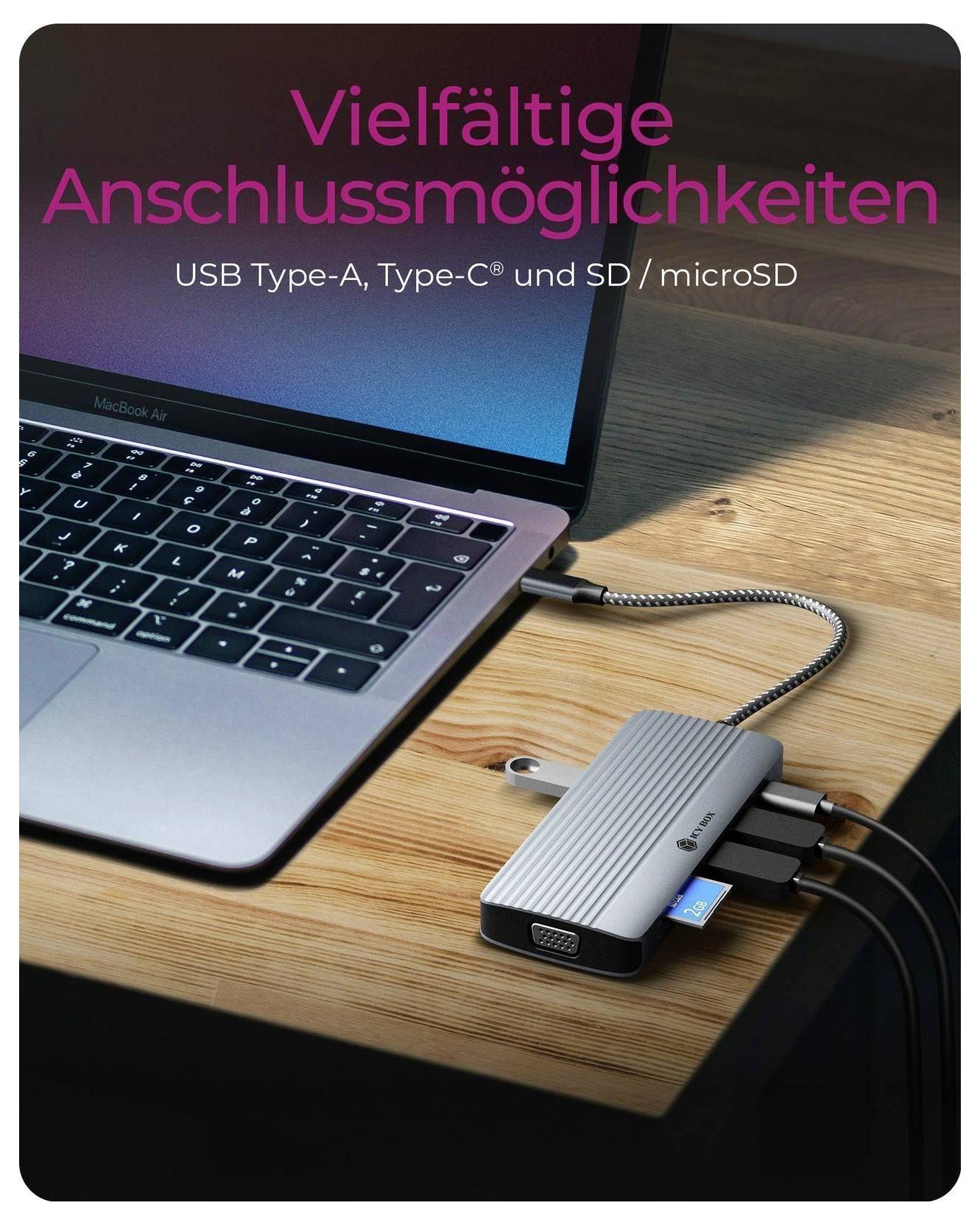 Přenosný počítač připojený k USB-C rozbočovači na dřevěném stole, s německým textem říkajícím "Různorodé možnosti připojení" a "USB Type-A, Type-C a SD / microSD".