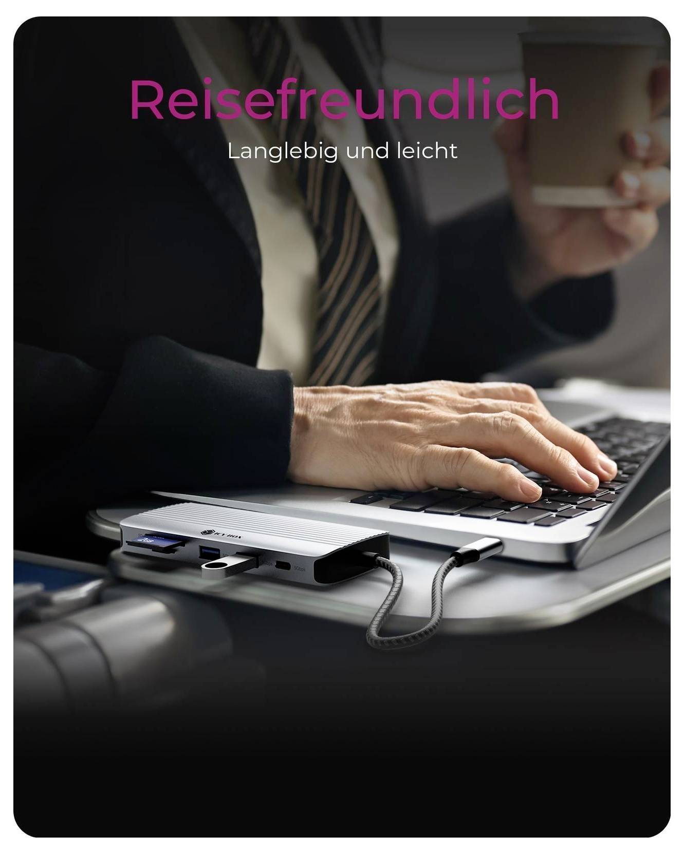 Přenosná baterie pro notebook připojená k notebooku vedle osoby používající telefon, s německým textem „Reisefreundlich" a „Langlebig und leicht" propagujícím design přátelský k cestování, odolný a lehký.