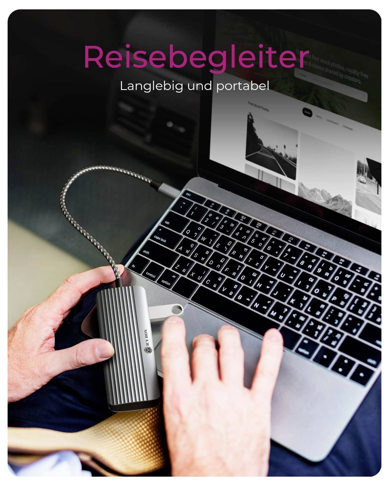 Osoba používající notebook s přenosnou externí pevnou disketu; text na obrazovce říká "Cestovní společník" a "Trvanlivý a přenosný".