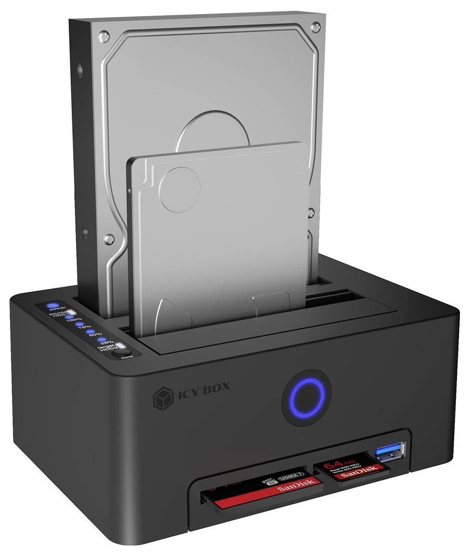 Dokovací stanice pevného disku s jedním velkým pevným diskem vloženým a dvěma paměťovými kartami plus USB flash diskem vpředu, zobrazující modře osvětlené tlačítko napájení na základně.