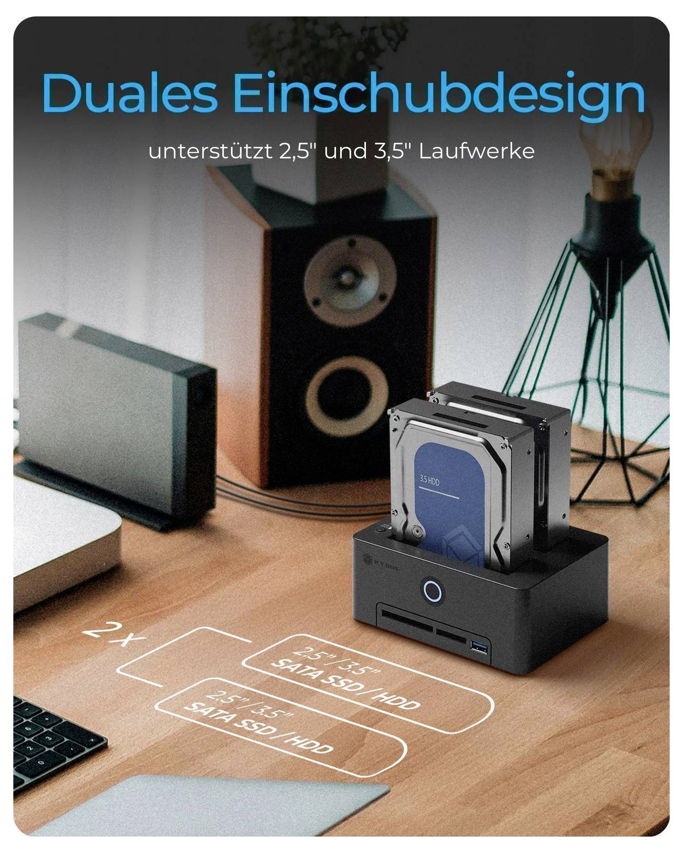 Stolní dvoupásmový dock pro pevné disky s německým textem "Duales Einschubdesign" a "podporuje 2,5" a 3,5" jednotky", zobrazený na stole s jednou vloženou jednotkou.