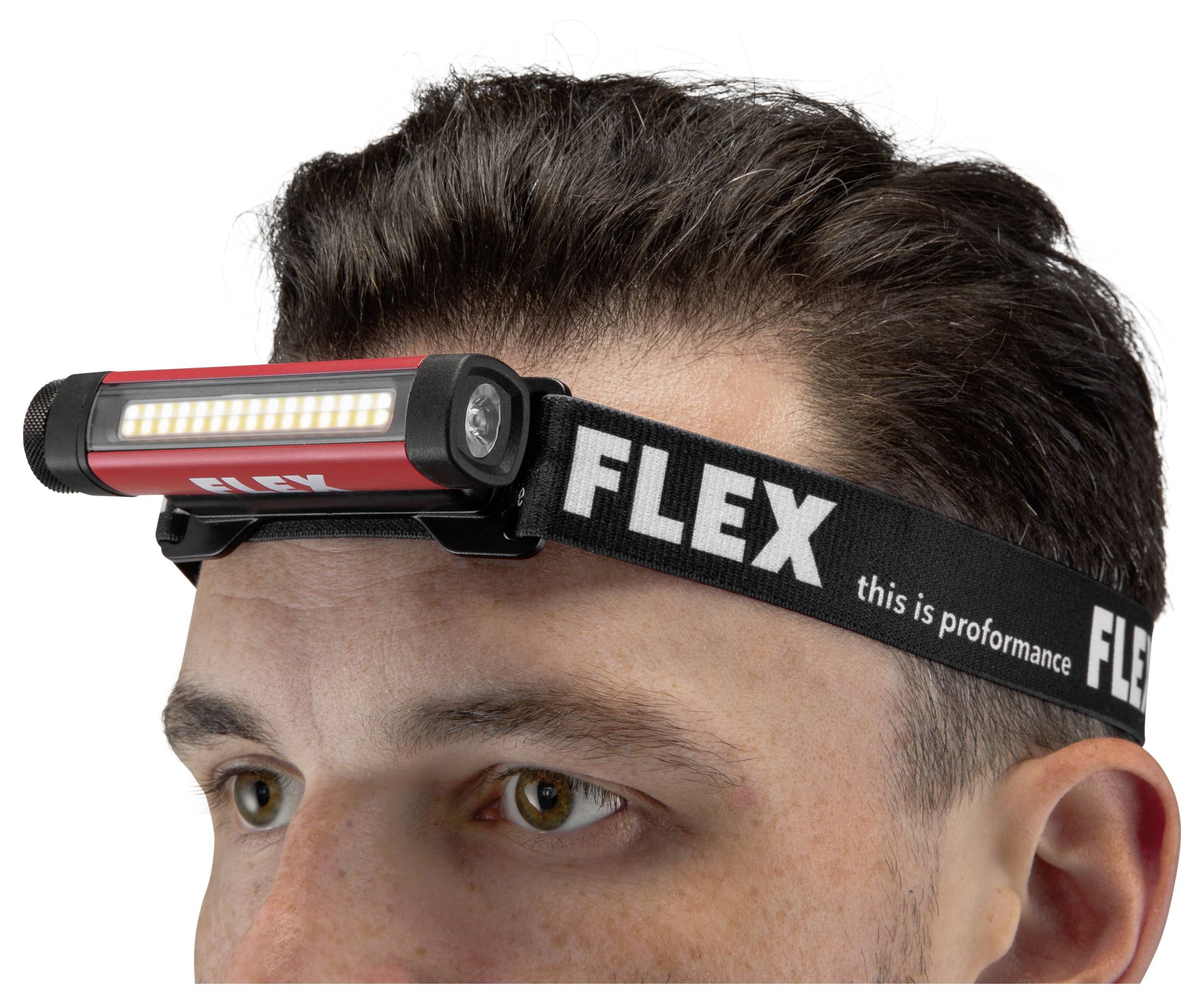 Muž nosící LED čelovku FLEX přivázanou přes čelo, ukazující rozsvícené světlo pro bezprostředné použití bez rukou.