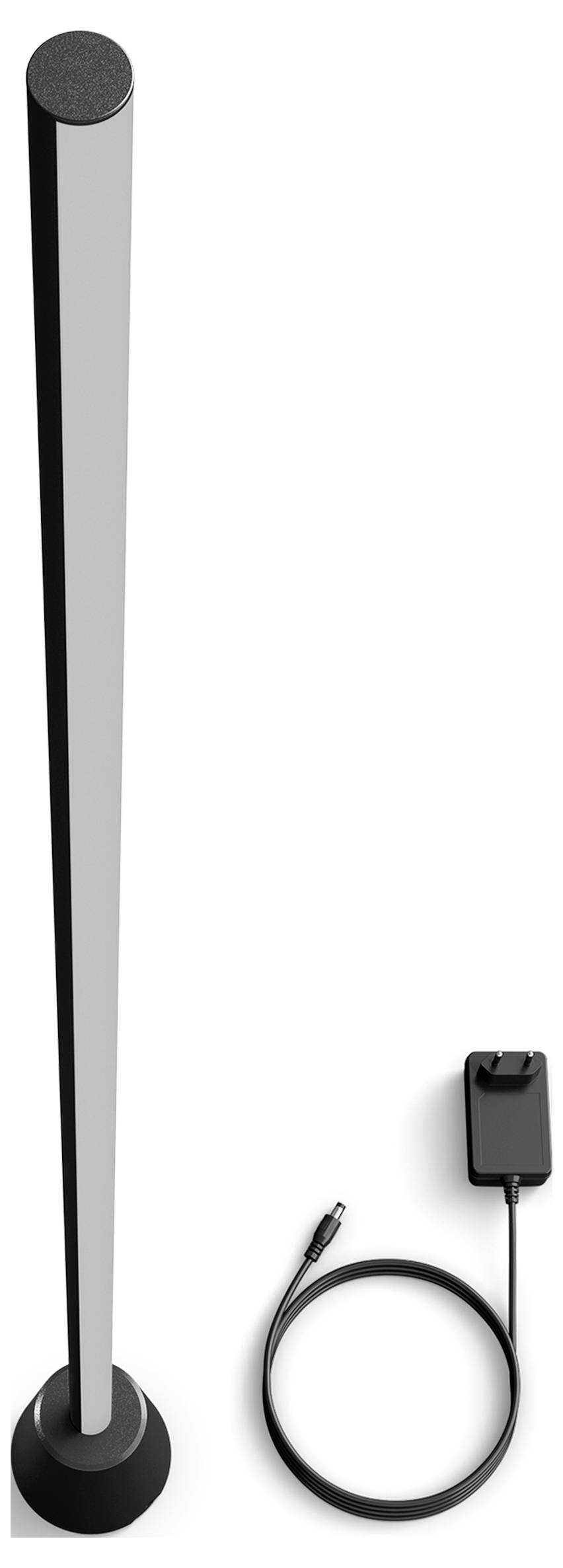 Štíhlá stříbrná stojací lampa s kulatou černou základnou a vrcholem, zobrazena vedle černého napájecího adaptéru a stočeného kabelu na bílém pozadí.