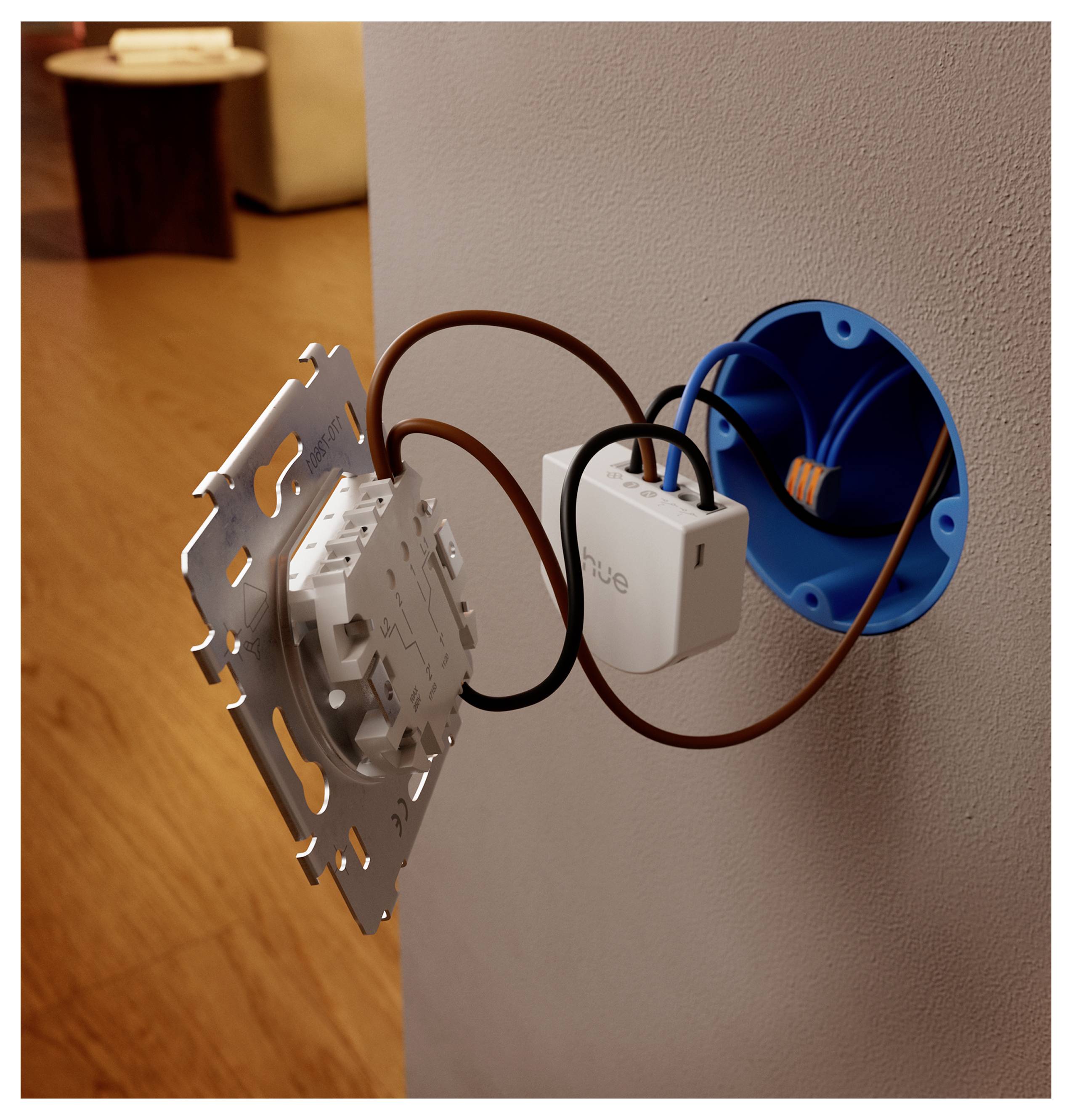 Elektrika zásuvky s nástěnným spínačem a modulem chytrého domu odhaleným vedle modré krabičky.