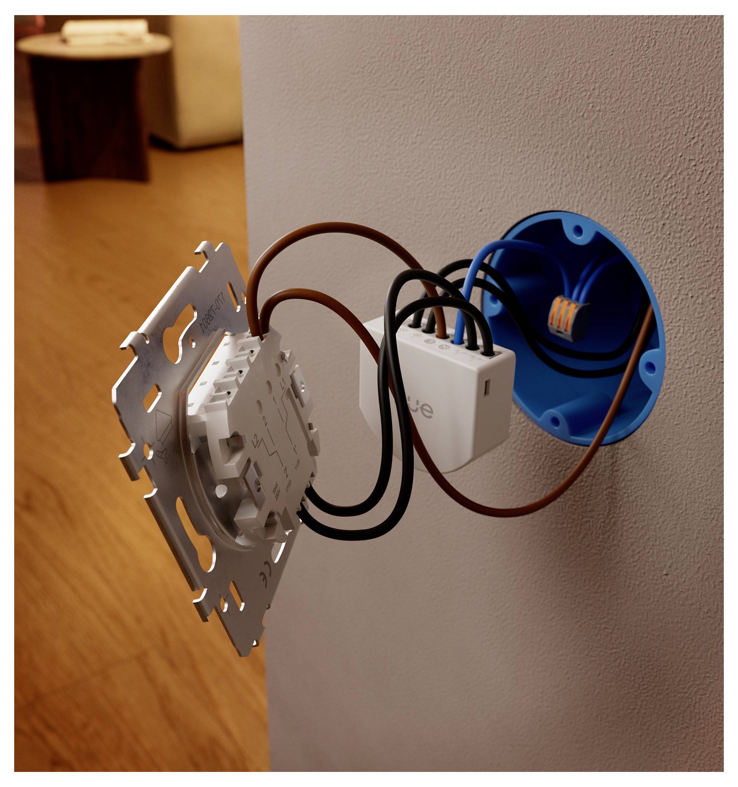 Nástěnný spínač instalovaný s viditelným vedením, bílým ovládacím modulem a modrou elektrickou krabicí v otevření ve zdi.