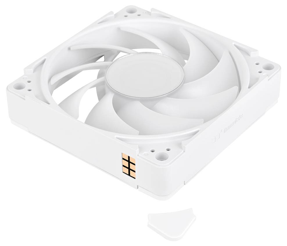 Bílý počítačový chladicí ventilátor s zahnutými lopatkami v čtvercovém pouzdře, zobrazený v perspektivě na bílém pozadí.