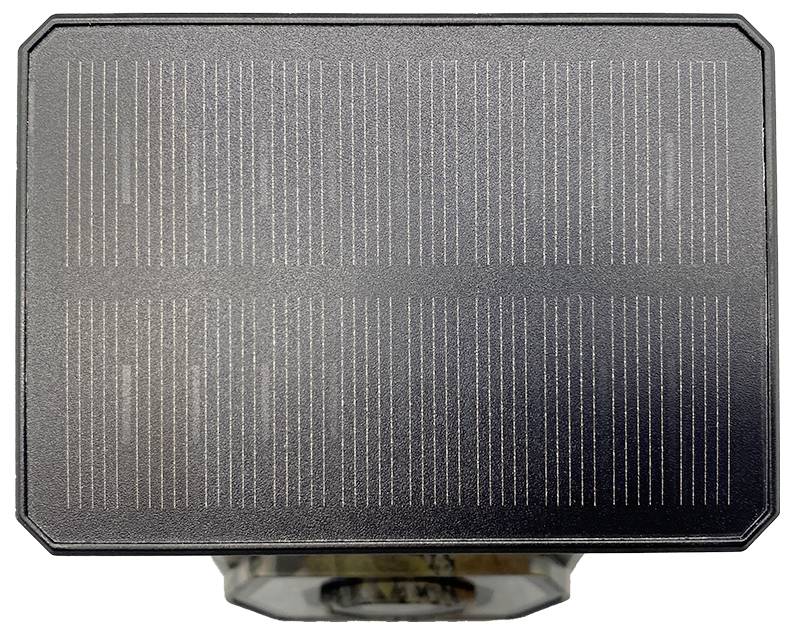 Obdélníkový černý solární panel s úzkými vertikálními fotovoltaickými články, zobrazený zepředu před bílým pozadím.